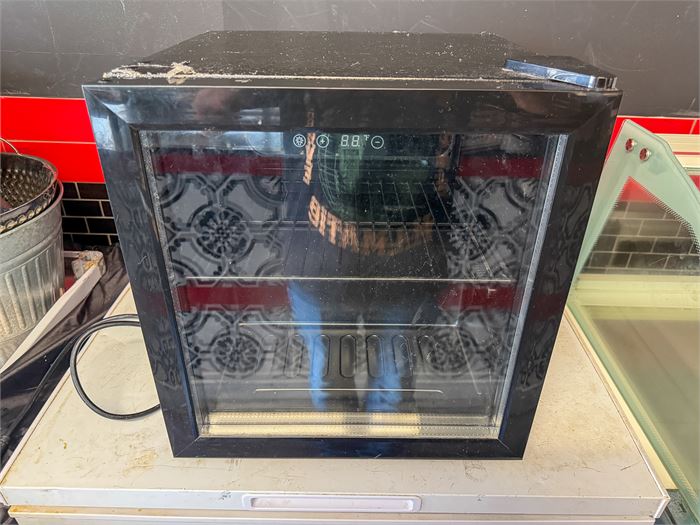 COUNTERTOP GLASS DOOR BEVERAGE REFRIGERATOR / DISPLAY COOLER