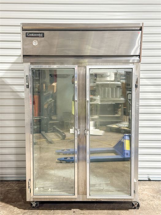 ❄️ Continental 2F-GD Two Section Glass Door Reach-In Freezer RETAIL: $12,622.37