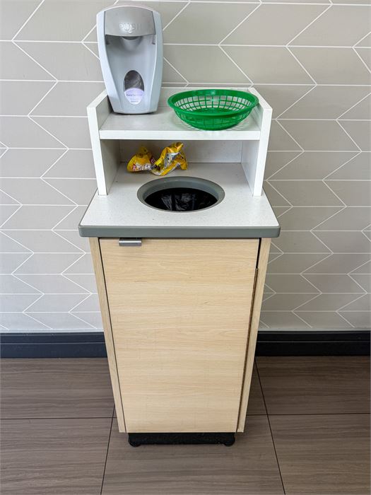 🗑️ Commercial Restaurant Trash Receptacle Station