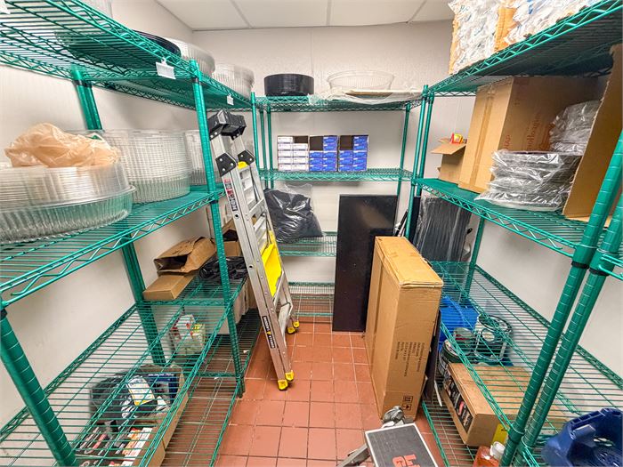 📦 ROOM FULL OF METRO RACKS. ALL RACKS IN ROOM INCLUDED