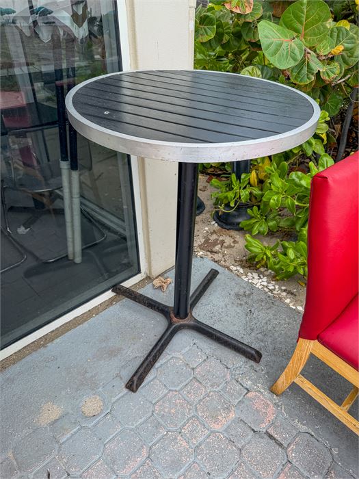 🔥 ROUND PEDESTAL DINING TABLE – APPROX. 30" DIA. 🔥