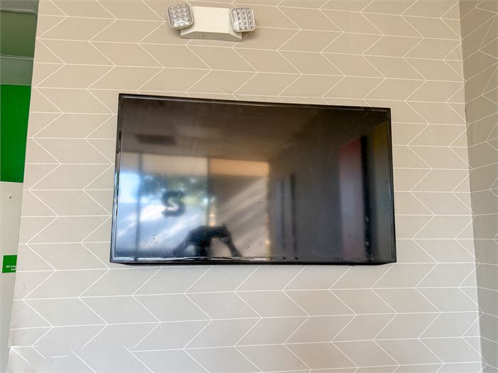 📺 Samsung Flat Screen Television